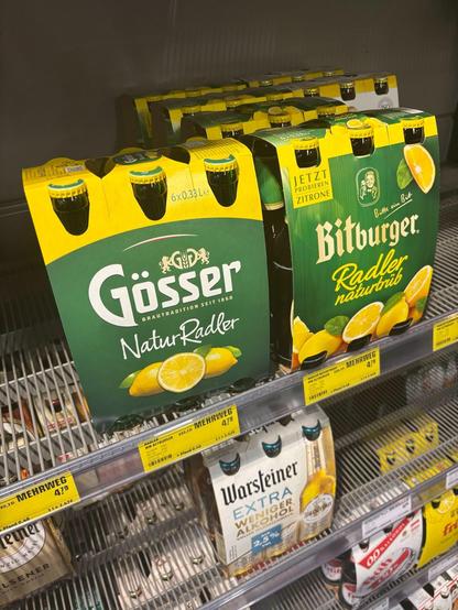 Die Produkte „Gösser NaturRadler“ und „Bitburger Radler naturtrüb“ im Sixpack nebeneinander. Das Layout und die Farben sind nahezu exakt gleich