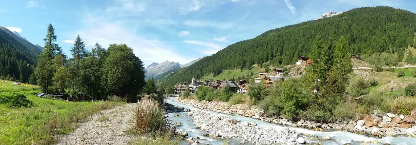 Talsicht nach Westen im Lötschental, von der Lonza aus. In der Bildmitte ist das Dorf Blatten zu sehen