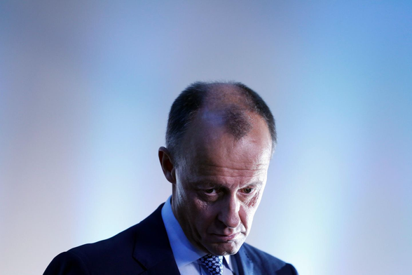 Foto zeigt Merz mit Blick nach unten. Trotzdem unwahrscheinlich, dass er über fehlende Verantwortung für die Bevölkerung nachdenkt