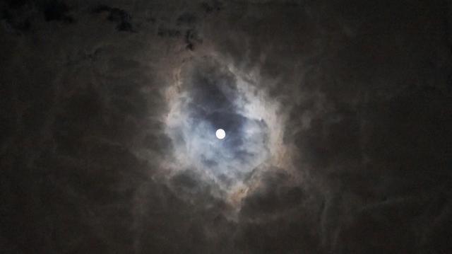 Fotografía que muestra una formación de nubes con la luna al centro haciendo creer que es un ojo