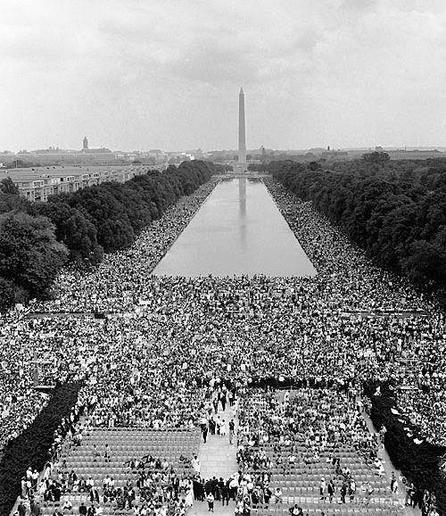 Photo d'une foule de plus de 250 000 personnes qui se sont rassemblées le 28 août 1963 devant le Lincoln Memorial à Washington, lors de la Marche sur Washington pour l’emploi et la liberté.