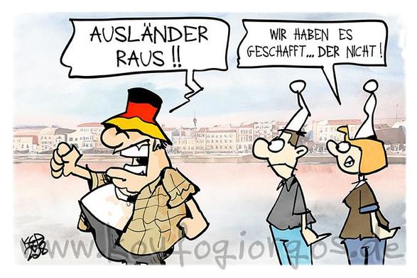 Karikatur: Ein Mann mit Deutschlandhürchen brüllt: Ausländer raus! Zwei Michel betrachten ihn und sagen: WIR haben es geschafft... DER nicht!

