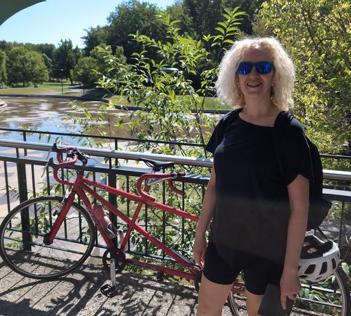 Sarah devant le tandem sur le Mont Royal 