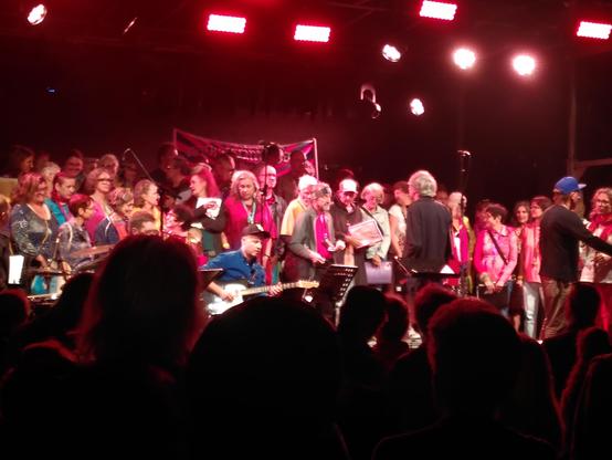 Viele Sänger: innen auf einer Bühne