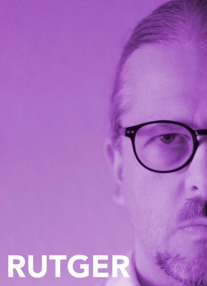 Porträt eines ernst aussehenden Mannes etwa Ende Vierzig mit einer schwarzen Brille und einem Bart in einem monochromem Lila-Farbton und dem Schriftzug "RUTGER" am unteren linken Bildschirmrand.
