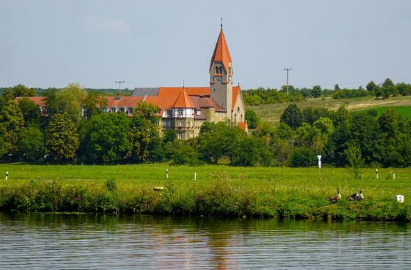 Sommer mit Höhensonne – ein Gebäude in der Nähe von Wipfeld