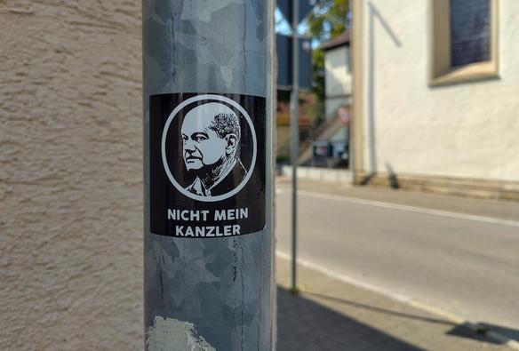 Ein politischer Aufkleber an einer Laterne in Großbottwar. Darauf ist der Ex-Kanzler Scholz abgebildet. Darunter der Spruch „Nicht mein Kanzler“