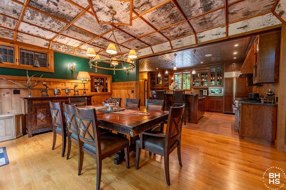 FORSTHAUS IN LAKE PLACID
Dining Room Kitchen