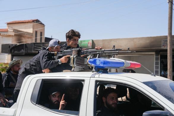 Les forces gouvernementales syriennes interviennent à Soueida, ici, le 20 juillet 2025. Selon Amnesty International, des membres de ces forces gouvernementales ont procédé à « des exécutions extrajudiciaires ». 