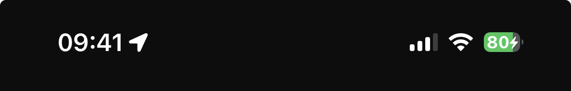 Das Bild zeigt den Statusleistenbereich eines Smartphones. In der Mitte ist die Uhrzeit "09:41" in weißer Schrift dargestellt, gefolgt von einem Pfeil, der nach rechts zeigt. Rechts daneben befinden sich Symbole für Mobilfunkqualität, WLAN und Akku. Die Mobilfunkqualität wird durch vier Balken dargestellt, die etwa die Hälfte gefüllt sind. Das WLAN-Symbol ist aktiv, und die Akku ist auf 80% aufgeladen, was durch ein grünes Symbol mit einem Blitzzeichen und der Zahl "80" angezeigt wird. Der Hint…