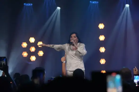 Eyshila celebra 30 anos de ministério com a regravação de “O Deus Que Eu Amo”, marcando uma nova fase em sua carreira na música. Foto: Divulgação.