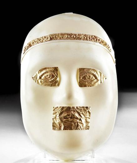 Láminas de oro sobre los ojos, boca y frente. Tienen el relieve de los ojos y labios.