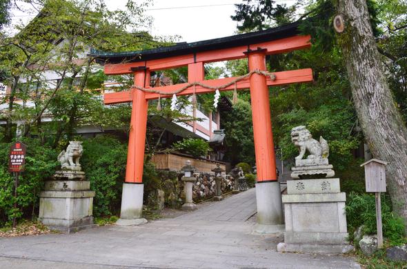 Approach to Uji-jinja.