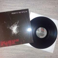 Eine Schallplatte wird neben ihrem Albumcover gezeigt. Das Cover zeigt ein dunkles Design mit dem Text "Point of No Return" und "The Language of Refuge". Die Schallplatte ist schwarz und befindet sich in einer weißen Papierhülle.
