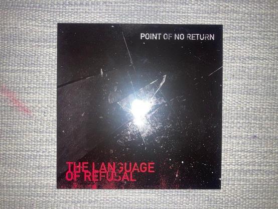 Eine dunkle, zerkratzte Oberfläche mit dem Text "POINT OF NO RETURN" oben und "THE LANGUAGE OF REFUSAL" in fetter roter Schrift unten.
