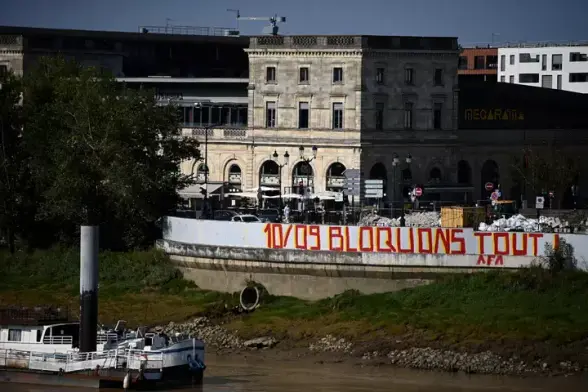 Un appel à tout bloquer le 10 septembre, peint à Bordeaux.
