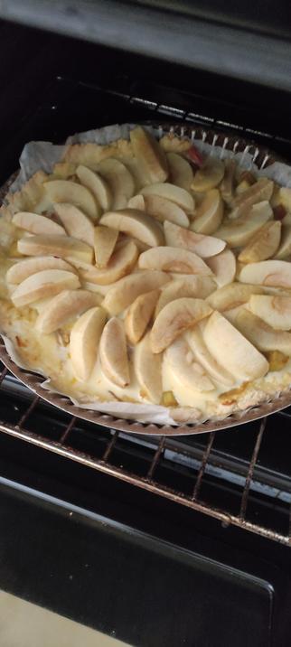 Vue d'une tarte aux pommes dans le four