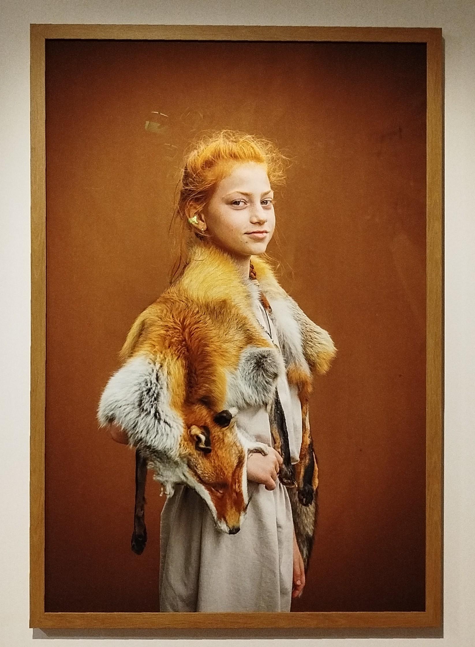 Photographie de Petruţ Călinescu de 2018
Représentant une jeune fille rousse, à l'air espiègle, portant sur ses épaules la peau d'un renard lors de sa participation à une reconstitution historique dace
