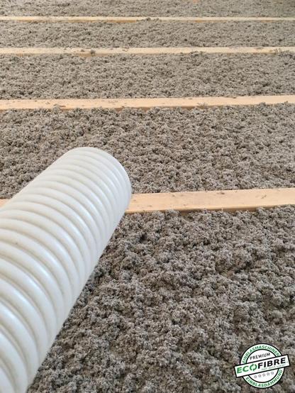 Zu sehen ist ein Einblasschlauch für das offene Aufblasen von Zellulose-Einblasdämmung.