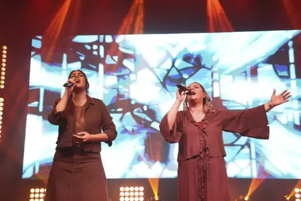Em um projeto que celebra 40 anos de carreira, a cantora Léa Mendonça lançou a regravação de “Eu e Minha Casa”, com sua filha, Rakel Mendonça. Foto: Divulgação.