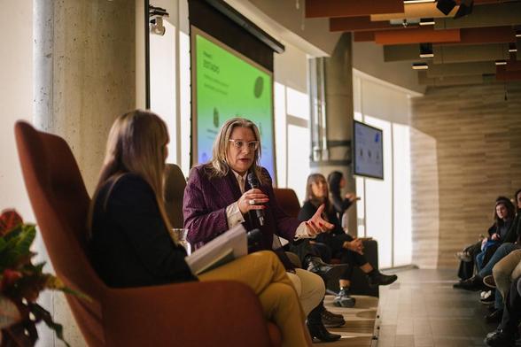 Personas de un panel hablando al público
