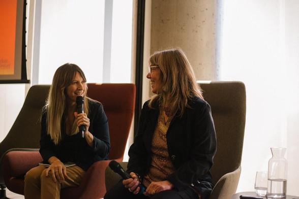 Dos mujeres hablando