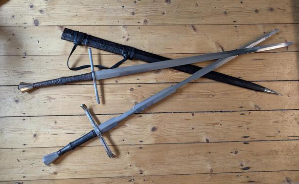 Ein langes Schwert und ein Bohrschwert für das Harnischfechten