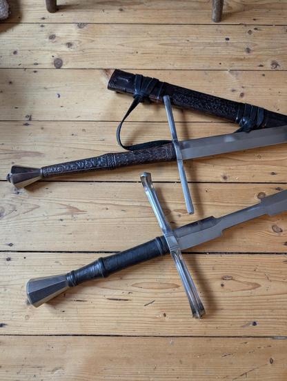 Großansicht der Gehilze der Schwerter.