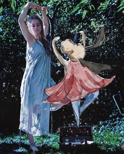 Femme en robe bleu dansant avec un renne dessiné en robe rose sortant d'une valise contenant des enveloppes numérotées.