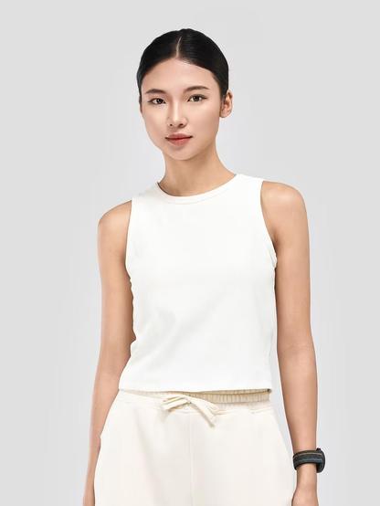 Cận cảnh người mẫu nữ mặc áo bra tập yoga nữ dạng tank top gân màu trắng basic, kiểu dáng thể thao đến từ Coolmate