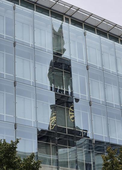 Spiegelung des Hamburger Michels in der Fensterfront eines Bürohauses. Die verzerrte Reflektion erinnert mich irgendwie an den "Herrn der Ringe": die Spitze des Michels sieht aus wie der Turm Barad-dûr in Mordor, fehlt nur das lidlose Auge Saurons ... 

