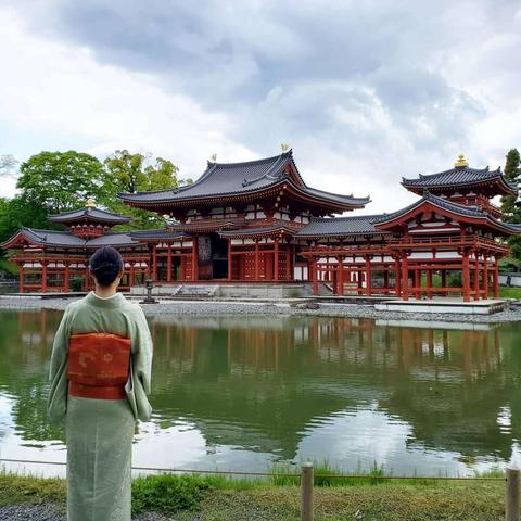 Nao-san in kimono at Byodo-in.