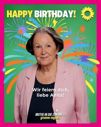 Geburtstagsgrafik der Grünen Mönchengladbach. Vor grünem Hintergrund mit bunten Feuerwerksmotiven ist eine ältere Frau im rosa Blazer und dunklem Oberteil abgebildet. Darüber steht in großen gelben und weißen Buchstaben: „HAPPY BIRTHDAY!“. Rechts oben das Sonnenblumen-Logo von Bündnis 90/Die Grünen. Unter dem Portrait der Frau der Text: „Wir feiern dich, liebe Anita!“. Unten der Slogan: „Mutig in die Zukunft! gruene-mg.net“.