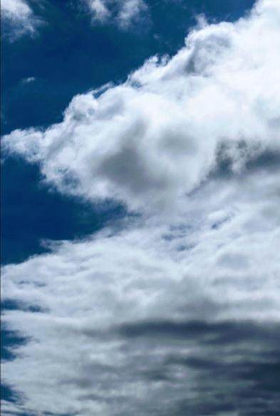 Petite photographie des nuages du ciel bleu qui et trop beau