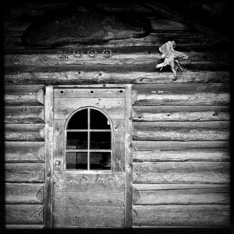 La porta con una finestra di una piccola casetta in legno