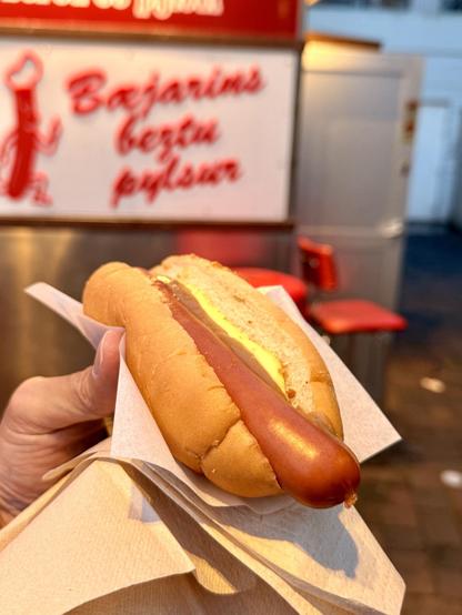 Decidedly unfancy pylsa at Bæjarins Bestu 🌭 