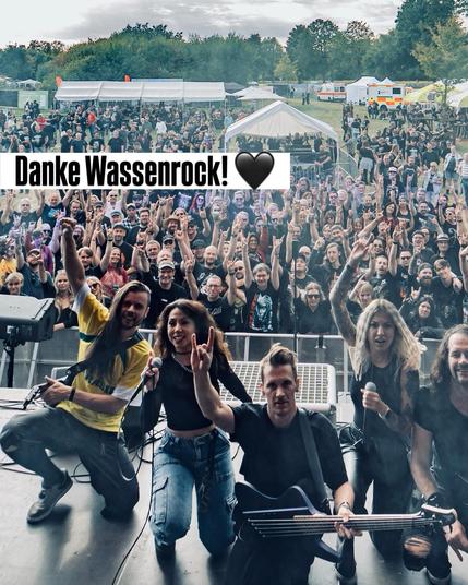 Das Bild zeigt eine Collage aus verschiedenen Fotos, die eine Musikfestival-Atmosphäre einfangen. Im oberen linken Foto sieht man eine große Gruppe von Menschen auf einem Grasplatz, die sich in einer entspannten und feierlichen Stimmung versammelt haben. Viele tragen Rock- oder Metal-Kleidung und machen die berühmte "Rock-On"-Geste. Im oberen rechten Foto sind zwei Frauen zu sehen, die sich gegenseitig fotografieren, wobei eine Zunge herausstreckt und die andere ein Lächeln zeigt. Im unteren li…