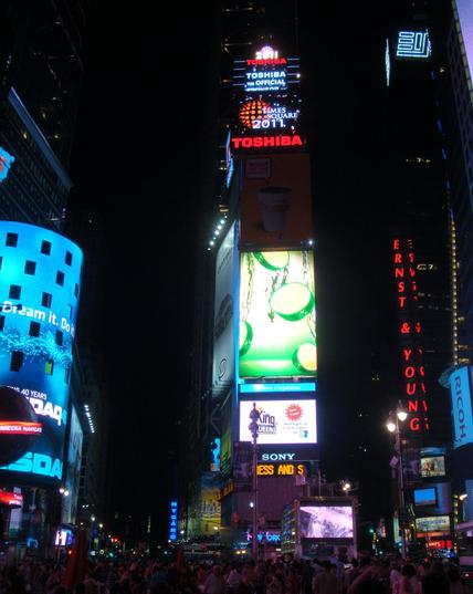 Der nächtliche Times Square in New York City an der Kreuzung Broadway und 7th Avenue - ein Mekka der leuchtenden und blinkenden Konsumwerbung.