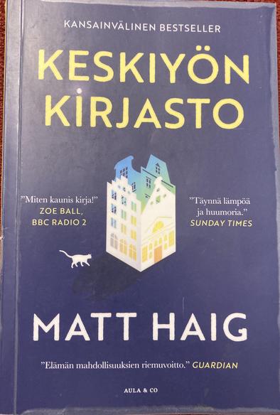 Kuva kirjan kannesta. 

KANSAINVÄLINEN BESTSELLER

"Miten kaunis kirja!"
ZOE BALL, BBC RADIO 2
"Täynnä lämpöä
ja huumoria."
SUNDAY TIMES

KESKIYÖN KIRJASTO
MATT HAIG

"Elämän mahdollisuuksien riemuvoitto." GUARDIAN

AULA & CO