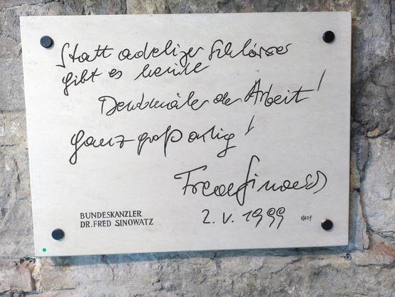 "Statt adeliger Schlösser
gibt es heute 
Denkmäler der Arbeit!
Gang großartig!
Fred Sinowatz
2.V.1999"
Inschrift in Steintafel, wohl nach handschriftlicher Vorlage gestaltet, angebracht im Ausstellungsbereich des Kalkofen Baxa.