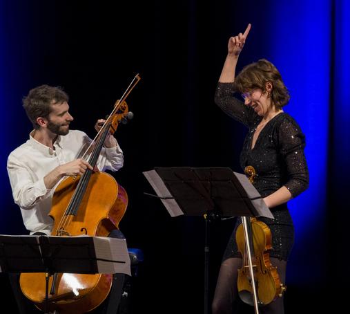 À gauche, Marc en train de réaccorder la corde qui avait sauté. Coline, le doigt en l'air, mime le geste fatidique, son alto dans l'autre main