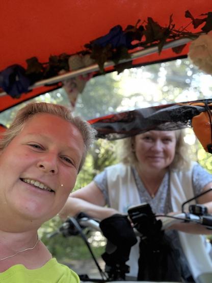 Anke auf dem Fahrradsattel, Susanne als Schulungspassagier