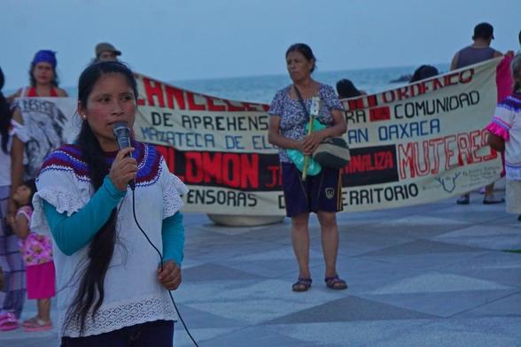 #Oaxaca #Veracruz #PresosPoliticos 
Mujeres Mazatecas por la libertad exigen cese a la persecución política con plantón 
https://wp.me/p6BKO7-3Kd
Mujeres Mazatecas instalaron un plantón frente al Poder Judicial de Boca de Río, Veracruz, para exigir que se revisen y desechen las más de 200 acusaciones falsas que el grupo caciquil ha promovido contra miembros de la asamblea comunitaria, y para denunciar el  extractivismo ambiental que sufre el río Xangá Ndá Ge en Eloxochitlán de Flores Magón.

Más información en Presos Políticos Eloxochitlán De Flores Magón Oaxaca  
