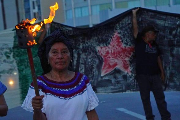 #Oaxaca #Veracruz #PresosPoliticos 
Mujeres Mazatecas por la libertad exigen cese a la persecución política con plantón 
https://wp.me/p6BKO7-3Kd
Mujeres Mazatecas instalaron un plantón frente al Poder Judicial de Boca de Río, Veracruz, para exigir que se revisen y desechen las más de 200 acusaciones falsas que el grupo caciquil ha promovido contra miembros de la asamblea comunitaria, y para denunciar el  extractivismo ambiental que sufre el río Xangá Ndá Ge en Eloxochitlán de Flores Magón.

Más información en Presos Políticos Eloxochitlán De Flores Magón Oaxaca  