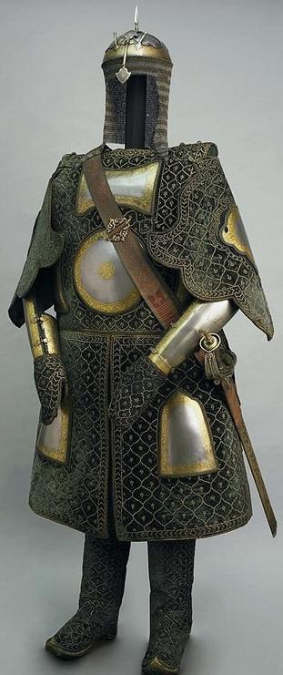 Armadura con numerosos remaches pequeños que contribuyen a su decoración.