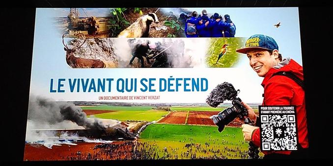 L'affiche du film : le titre au milieu, Vincent avec un veste rouge et une caméra, des images de luttes, et de la nature