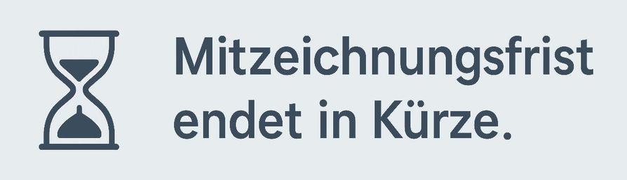 Das Bild zeigt ein Banner mit einer stilisierten Sanduhr links und einem Text rechts. Die Sanduhr ist halb voll und symbolisiert ablaufende Zeit. Rechts daneben steht in großer, dunkelgrauer Schrift: „Mitzeichnungsfrist endet in Kürze“. Der Hintergrund ist hellgrau, das Design schlicht und klar.