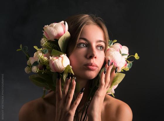 Portrait en studio d'une femme avec des fleurs