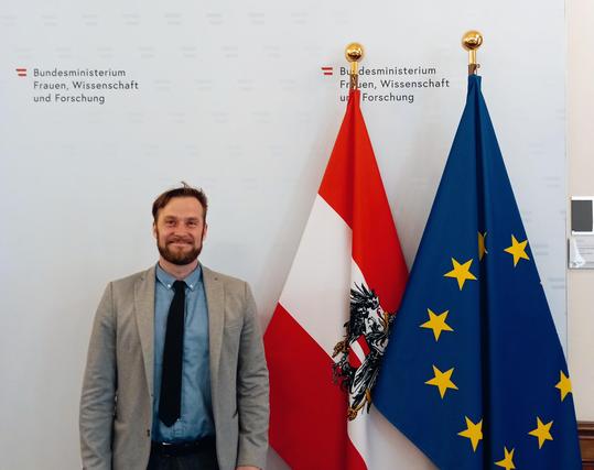 Im Bundesministerium für Frauen, Wissenschaft und Forschung findet ein Round Table für eine wehrhafte Demokratie frei von Gewalt - durch eine starke Friedensforschung statt. 

Es ist ein tolles, dichtes und spannendes Programm und eine Plattform wo Politik, Zivilgesellschaft und Forschung sich austauschen können.

Bin sehr dankbar die Ministerin @eviholzleitner   viele Abgeordnete und Kolleg:innen zu sprechen! 

#friedensjournalismus #Friedensforschung #peace #peacestudies