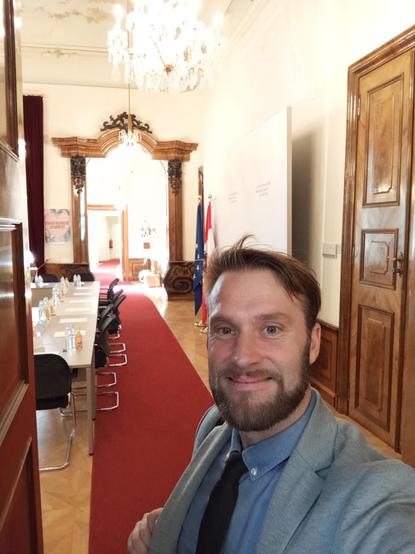 Im Bundesministerium für Frauen, Wissenschaft und Forschung findet ein Round Table für eine wehrhafte Demokratie frei von Gewalt - durch eine starke Friedensforschung statt. 

Es ist ein tolles, dichtes und spannendes Programm und eine Plattform wo Politik, Zivilgesellschaft und Forschung sich austauschen können.

Bin sehr dankbar die Ministerin @eviholzleitner   viele Abgeordnete und Kolleg:innen zu sprechen! 

#friedensjournalismus #Friedensforschung #peace #peacestudies